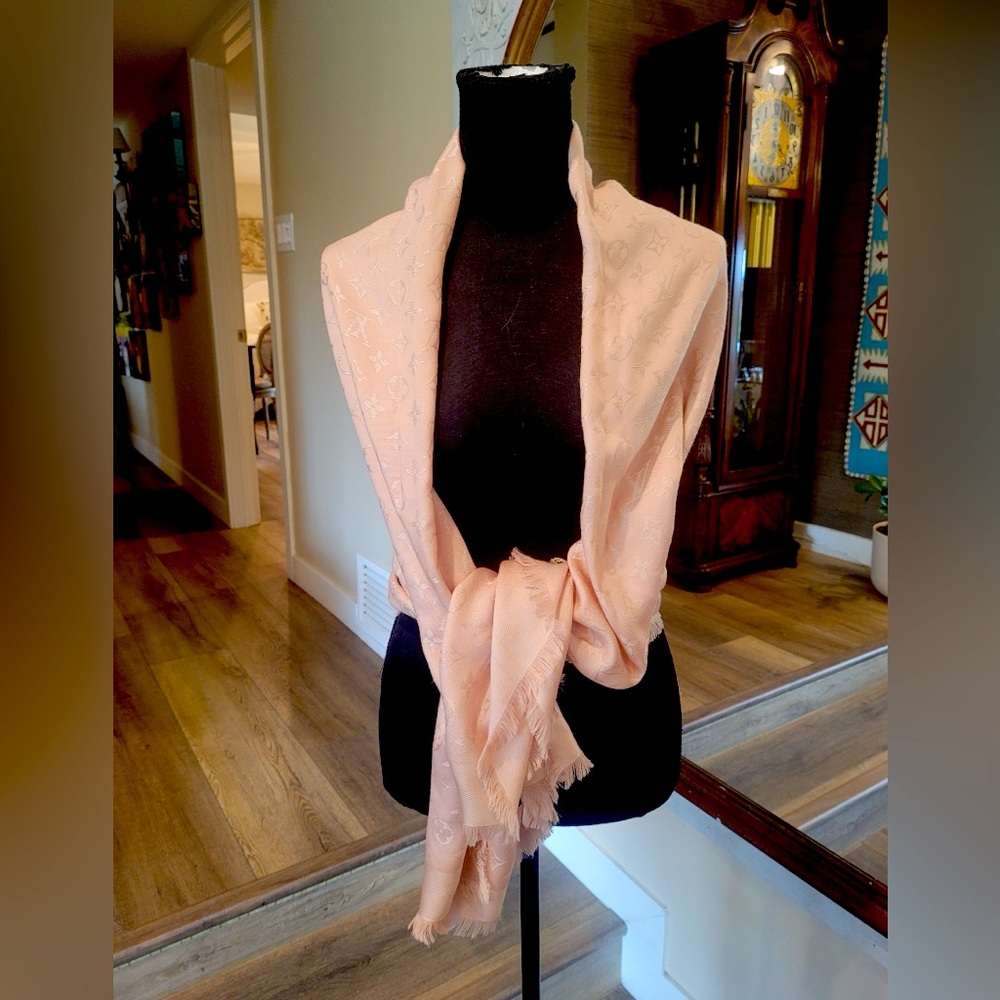Louis Vuitton Stunning scarf a must have for your wardrobe!